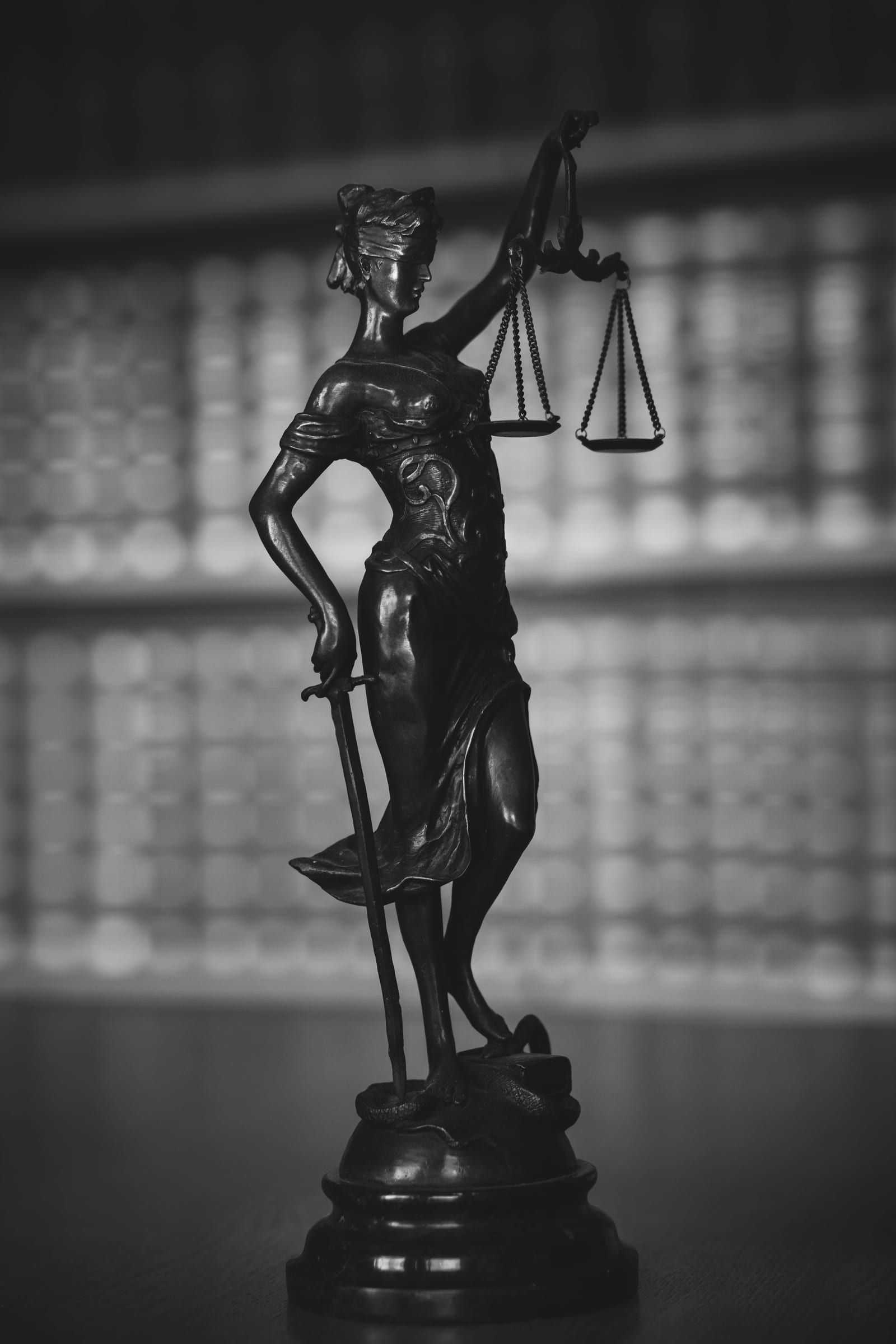 Justitia-statuette i advokatkontor